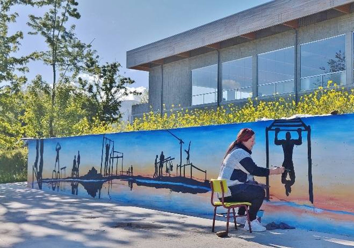 Cintia González rematando su primer mural al aire libre en Los Corrales.