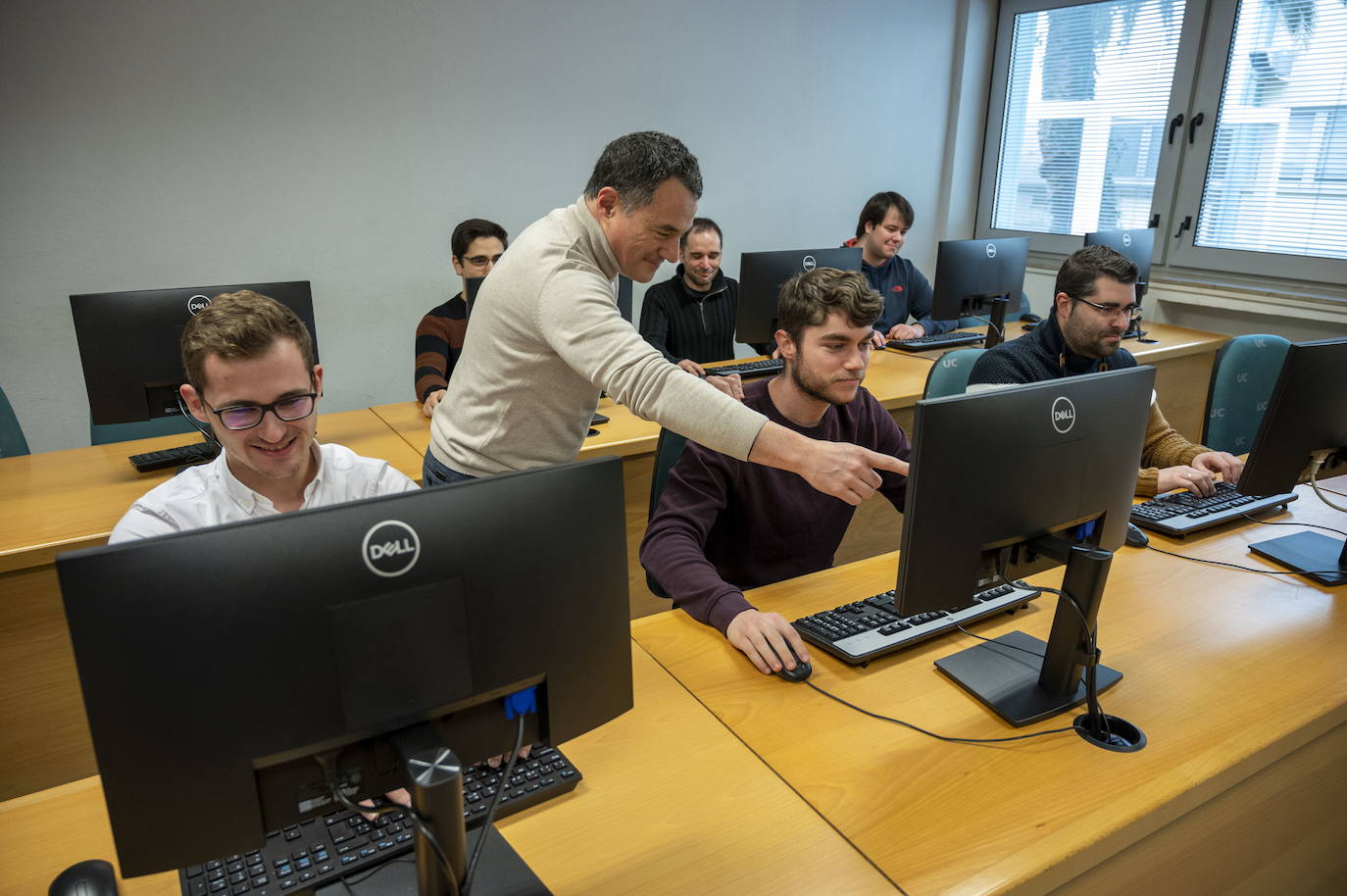 El profesor Rafael Menéndez de Llano imparte una clase de práctica en uno de los laboratorios de simulación de Ingeniería Informática