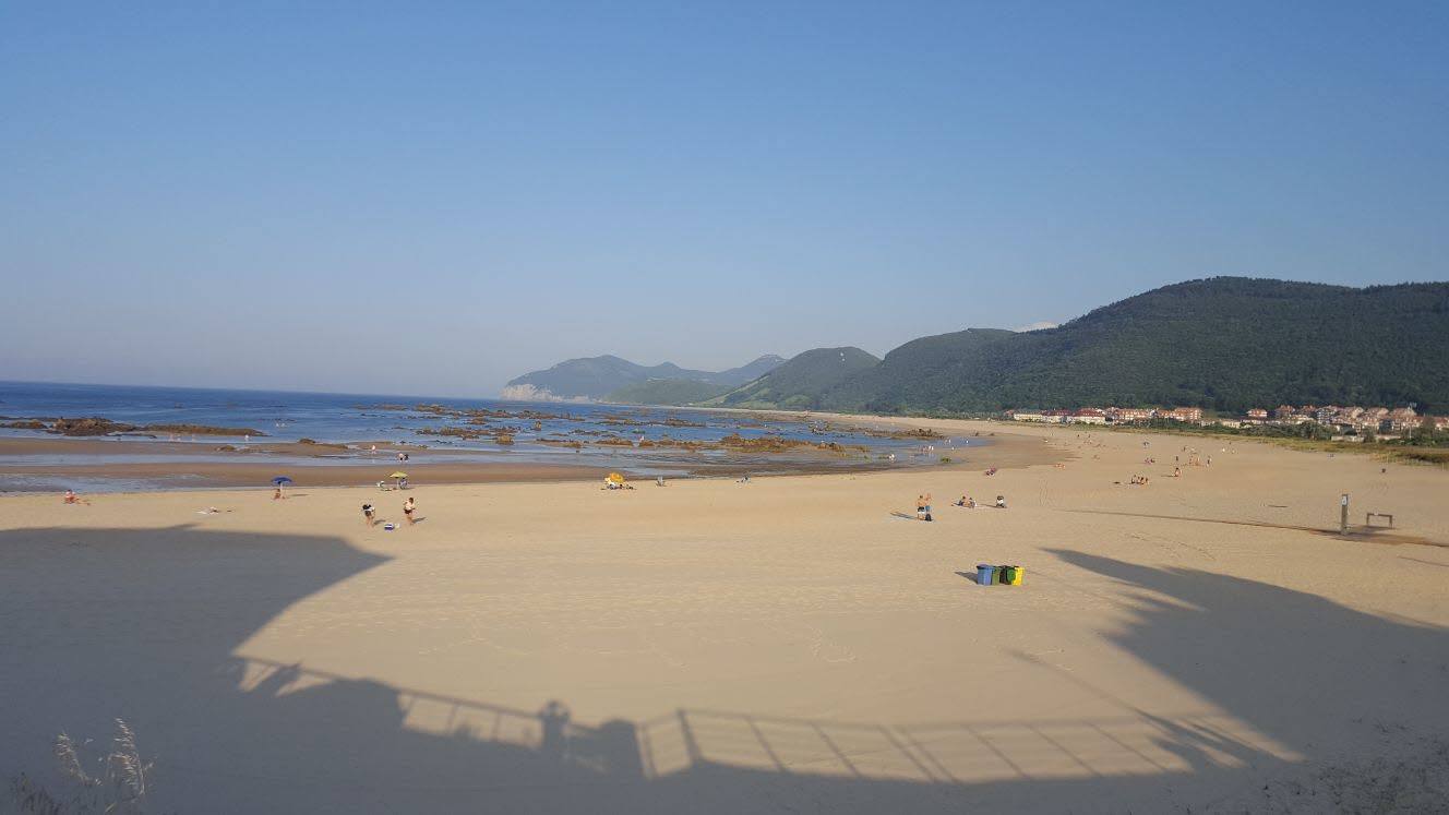 La espectacular playa de Trengandín, en Noja, con vistas al monte de El Brusco