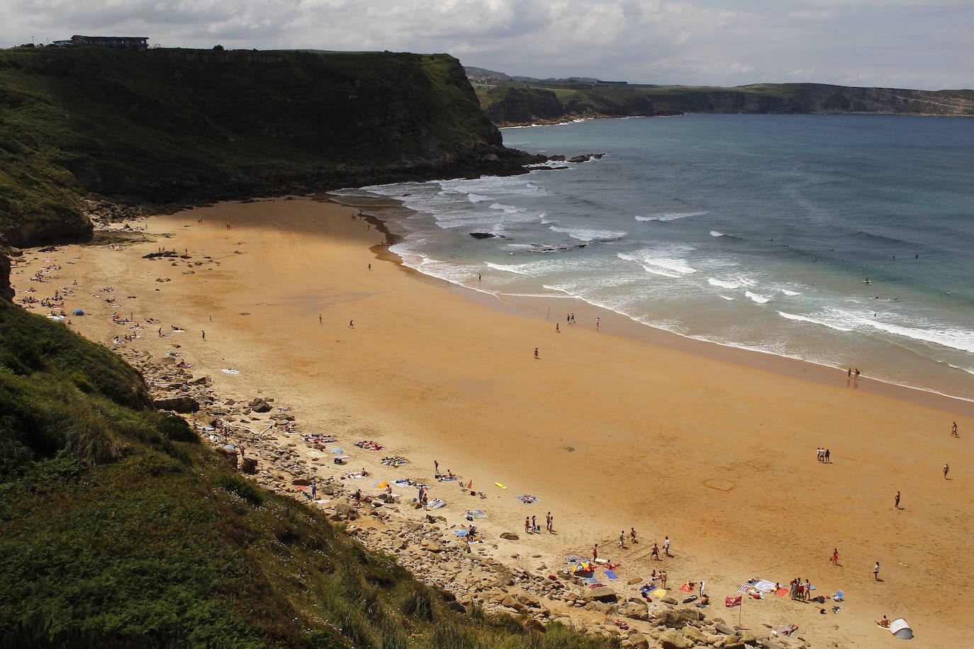 Impresionante panorámica de la surfera playa de Los Locos, en Suances