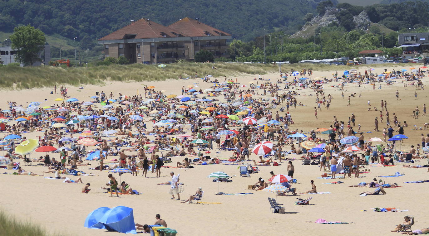 La playa de Ris, en Noja, de finísima arena blanca y siempre concurrida.