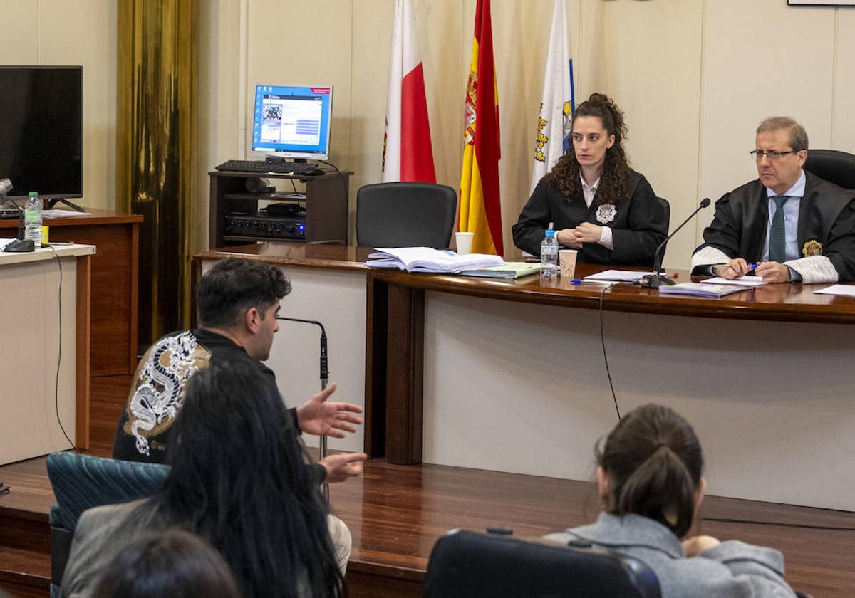 Adrián Bedia, uno de los dos acusados, durante su declaración del martes ante el jurado.