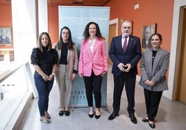 María Margallo, Patricia Martínez, Raquel Gómez, Ángel Pazos y Soraya Hidalgo, ayer, en el Paraninfo.