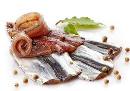 Del mismo pez se obtiene la anchoa y el boquerón, dos de los ingredientes de esta ensalada.