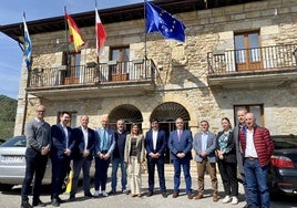 La presidenta del Gobierno de Cantabria, María José Sáenz de Buruaga, posa con el portavoz de la Plataforma en defensa del Saneamiento del Río Asón; el Consjero de Medio Ambiente, Roberto Media; y los alcaldes de los nueve municipios afectados por las aguas sin tratar que recibe el cauce.