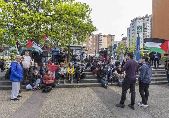 Cerca de medio centenar de personas se reunieron a las puertas del edificio Interfacultativo del campus de Las Llamas, en Santander.