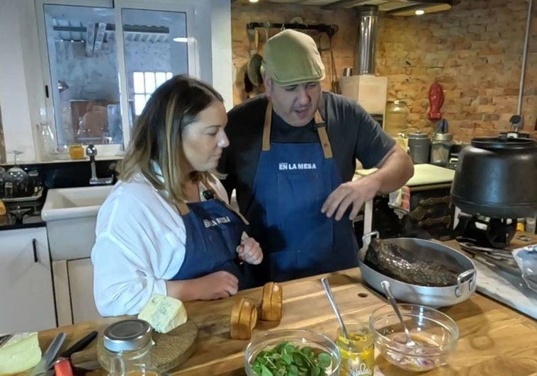 Antonio Vicente Gómez y Alicia del Castillo nos enseñan a preparar este sándwich con una carne muy especial.