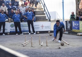 Fran Rucandio birla para Comillas en el partido ante Peñacastillo.