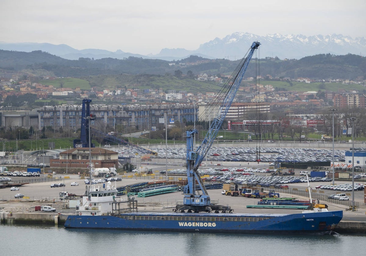 Muelles del Puerto de Santander, que ha mejorado su tráfico un 7% respecto a 2023 hasta abril.