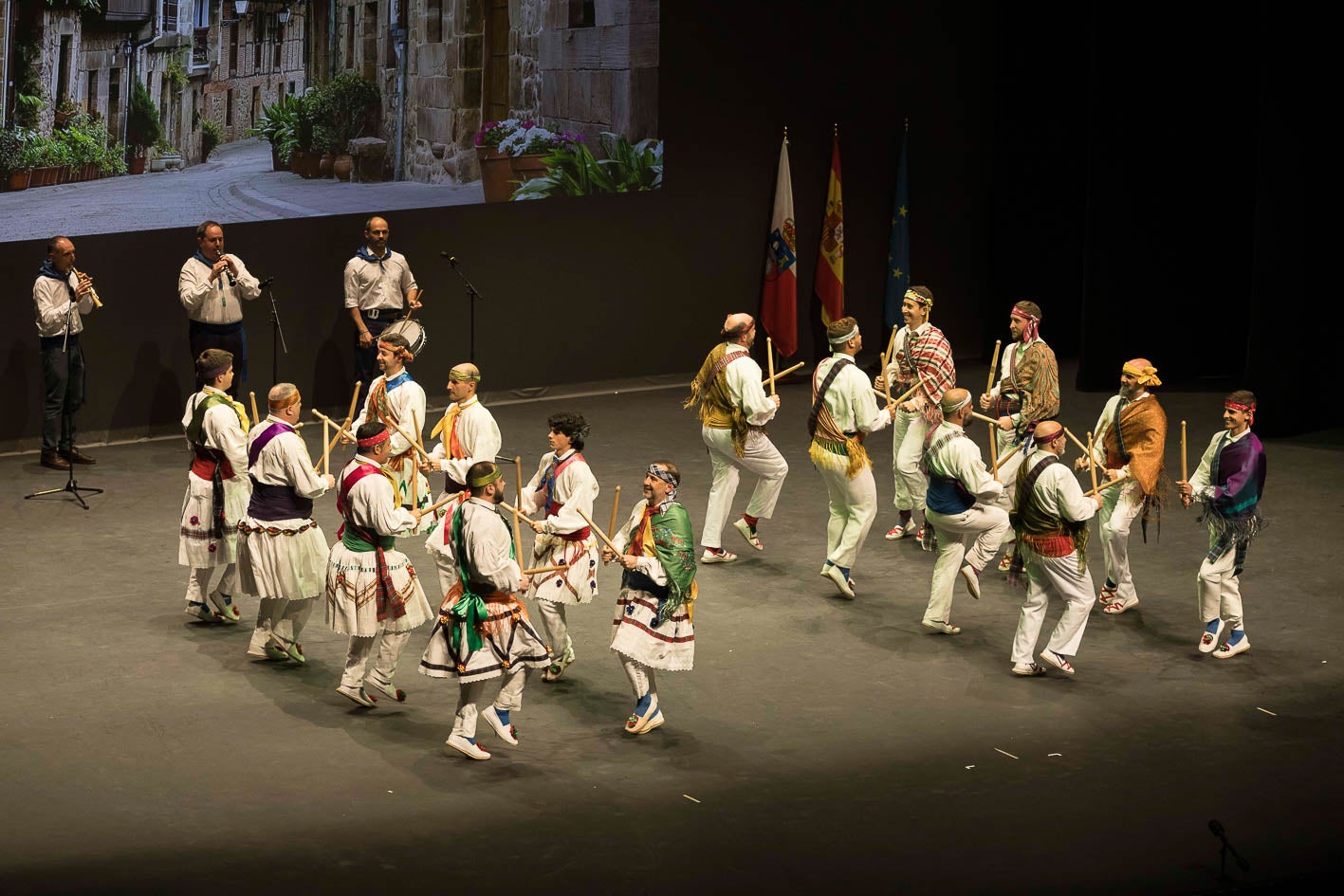 La Danza de Palillos en el escenario de la Sala Argenta.