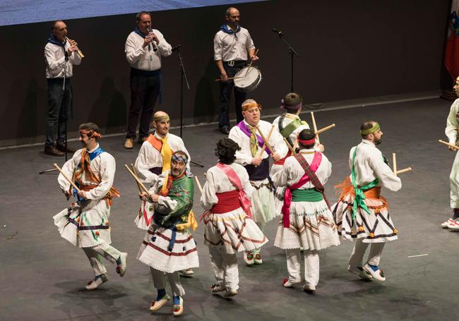 Danza de palillos a cargo del grupo Coros y Danzas de Santander y de los grupos del Valle de Camargo y San Sebastián (Reinosa).