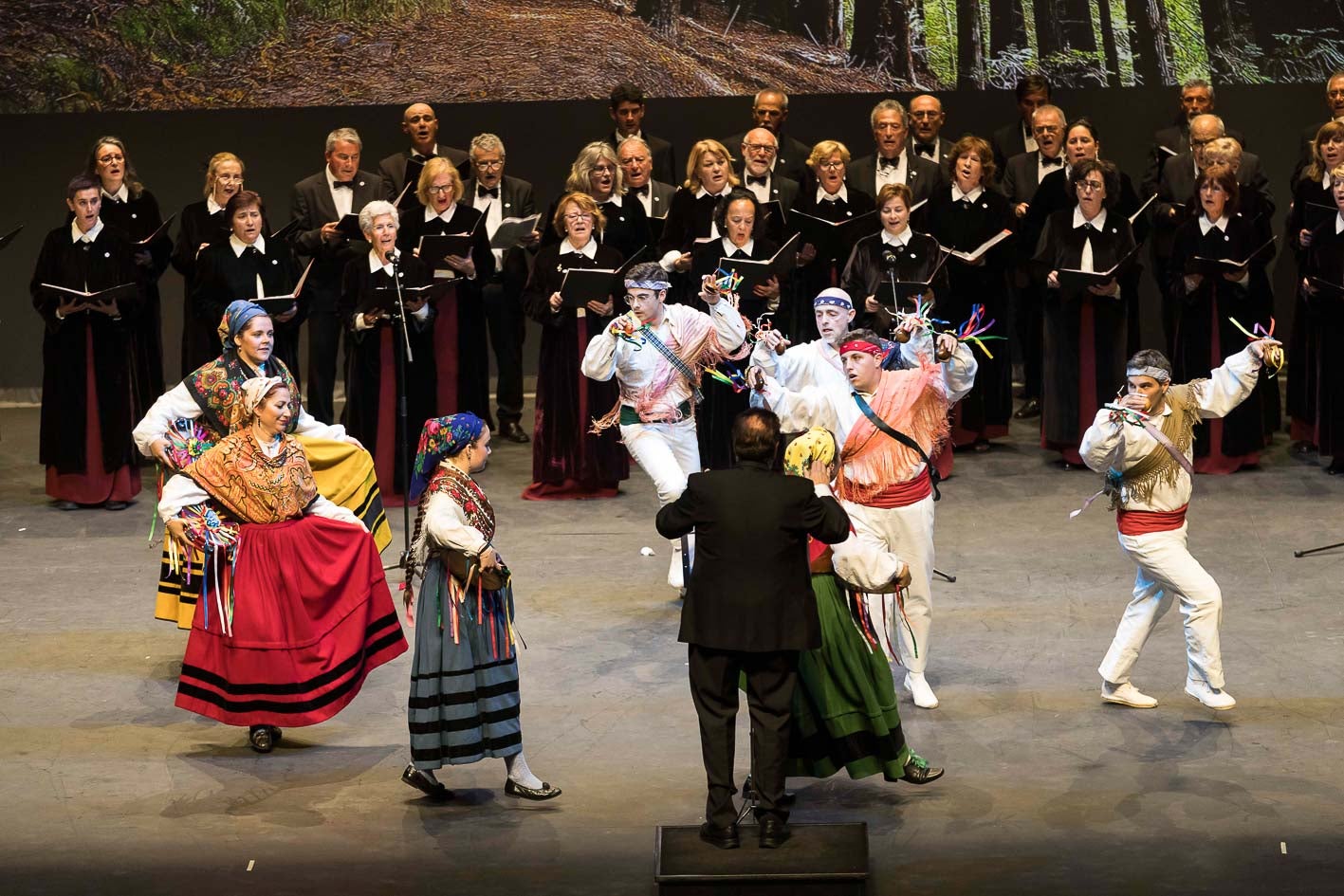 La Coral Voces Cántabras con el Grupo de Danzas Virgen del Campo, de Cabezón de la Sal. 