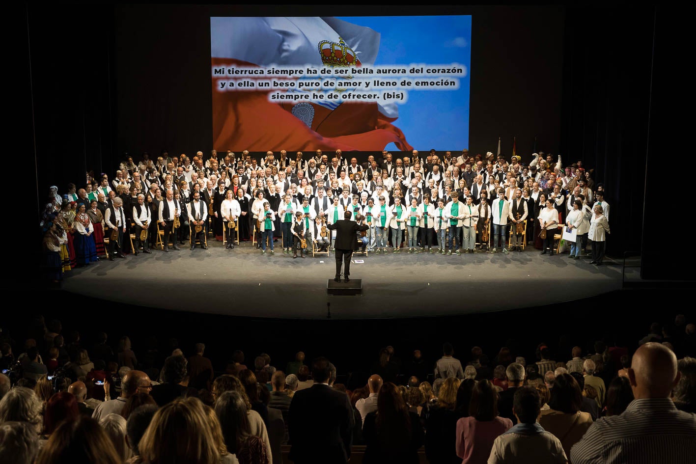 Todos los participantes cerraron cantando el himno de Cantabria.