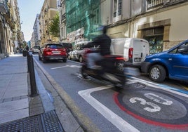 Vehículos circulando por Santander.