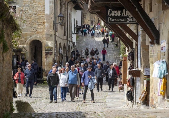 Una excursión de turistas visita las calles de Santillana del Mar.