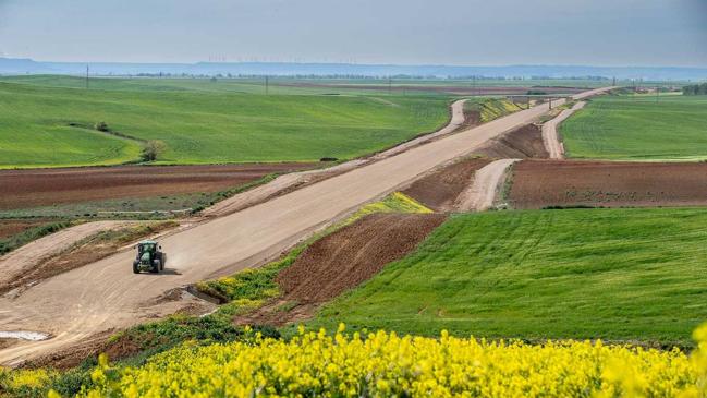 Imagen después - El antes y el después de la obra a la altura de Santillana de Campos, en uno de los tramos intermedios de la línea de AVE.