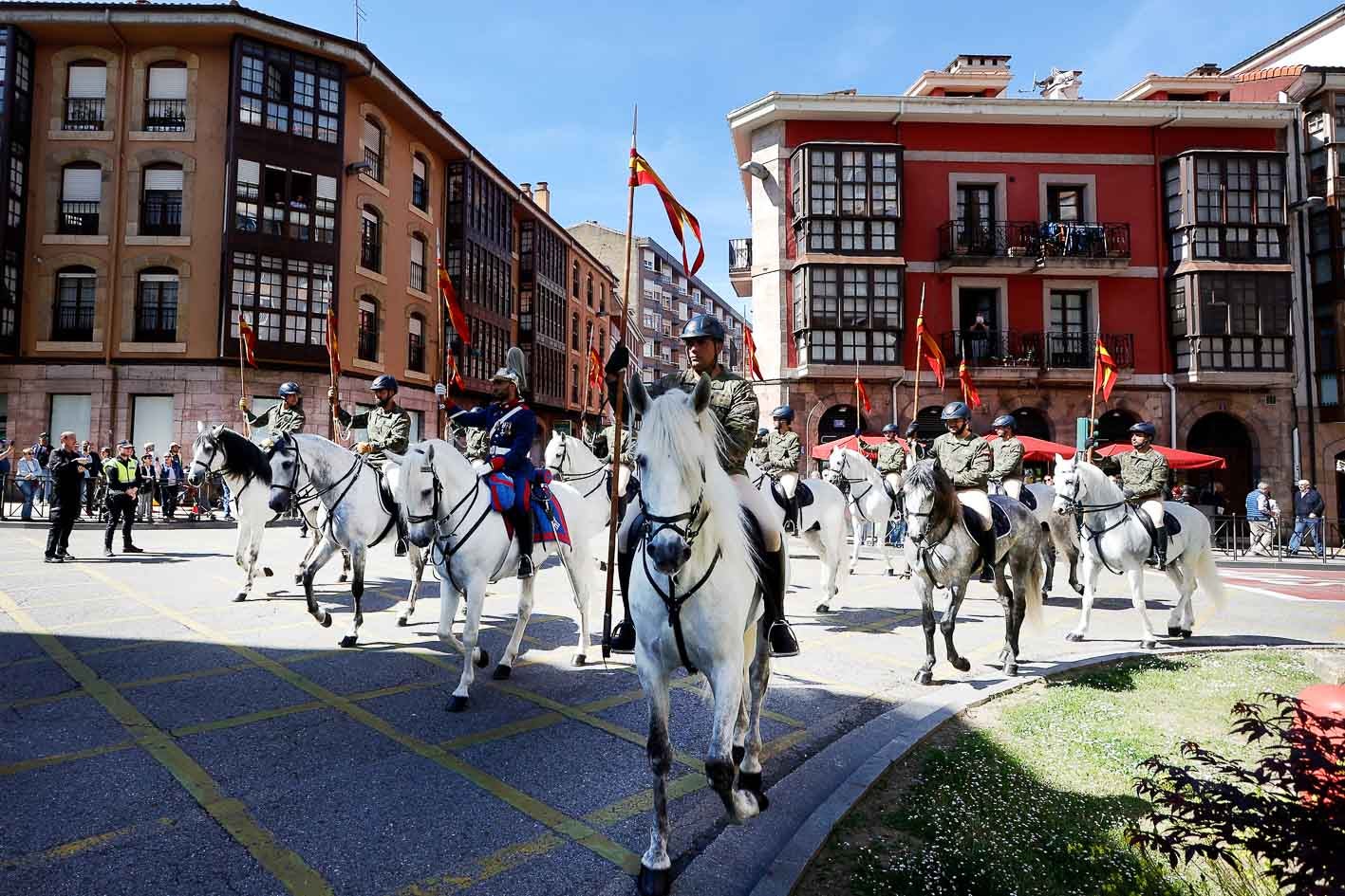 El escuadrón pasa por Cuatro Caminos.