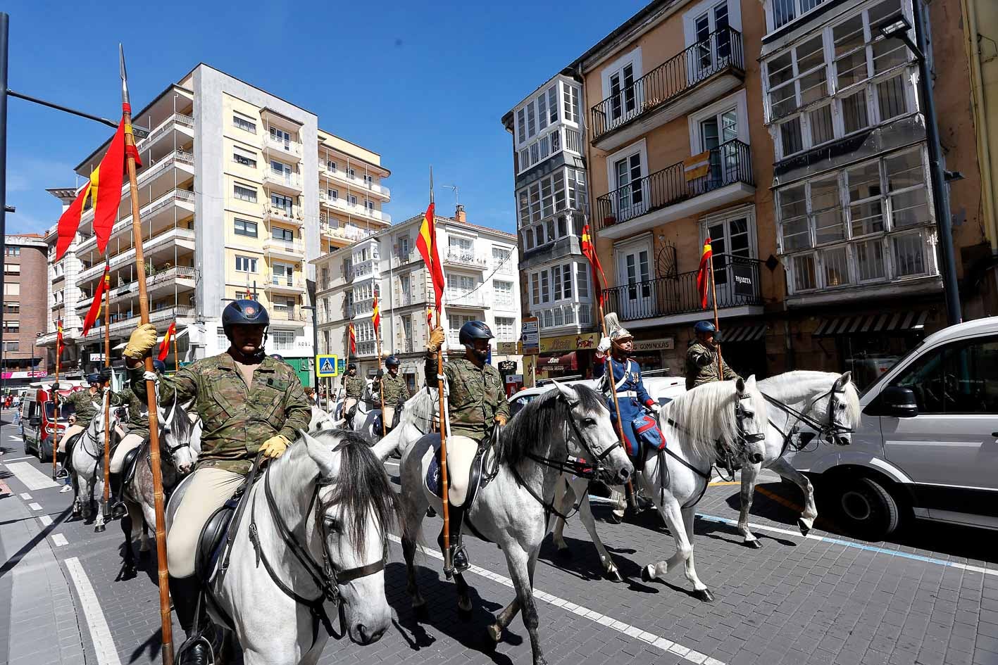 Pasacalle previo a la parada militar.