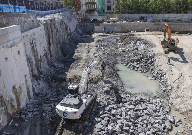 El agua. Varias bombas se encargan de vaciar toda la que se acumula en la zona más baja del solar donde se realizan las obras.