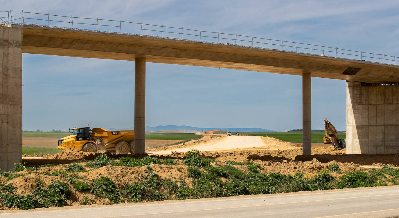 Un paso elevado bajo el que trascurrirá el AVE, en la zona de Frómista. Hace un año, esa estructura aún no estaba levantada.