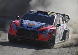 Dani Sordo y Cándido Carrera, en su Hyundai i20 durante la jornada de ayer en el Rally de Portugal .