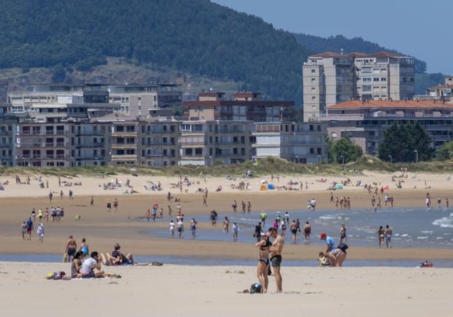 Bañistas en verano en la playa La Salvé de Laredo.