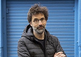 Marcos Díez reúne 25 años de poesía en 'Con sol dentro' y suma el inédito 'Besar la tierra'