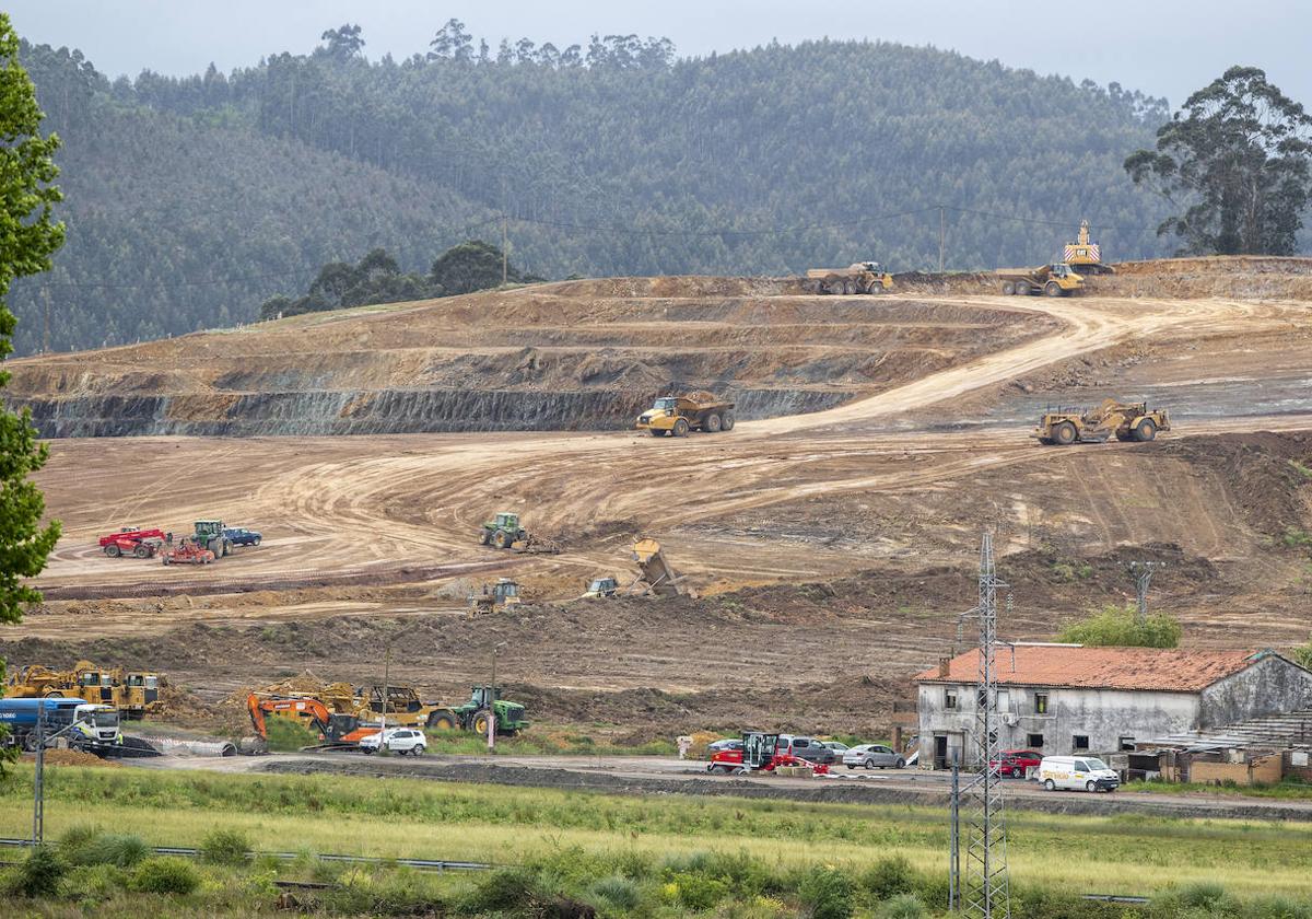 Máquinas y operarios trabajando en la construcción del centro logístico de La Pasiega, en Parbayón