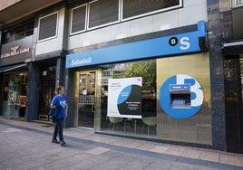 Una mujer ante la oficina del Banco Sabadell de la calle San Fernando.