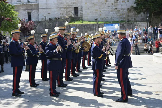 La Sección de Música de la Guardia Real ameniza la Plaza de Alfonso XIII.