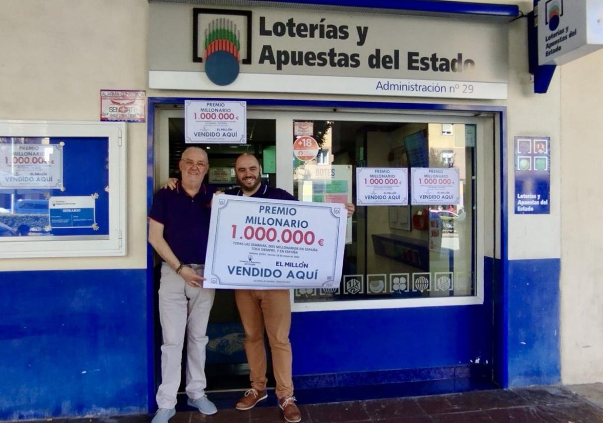 Sergio Díaz, propietario de la Administración, junto a su padre, que también estuvo al frente del negocio.