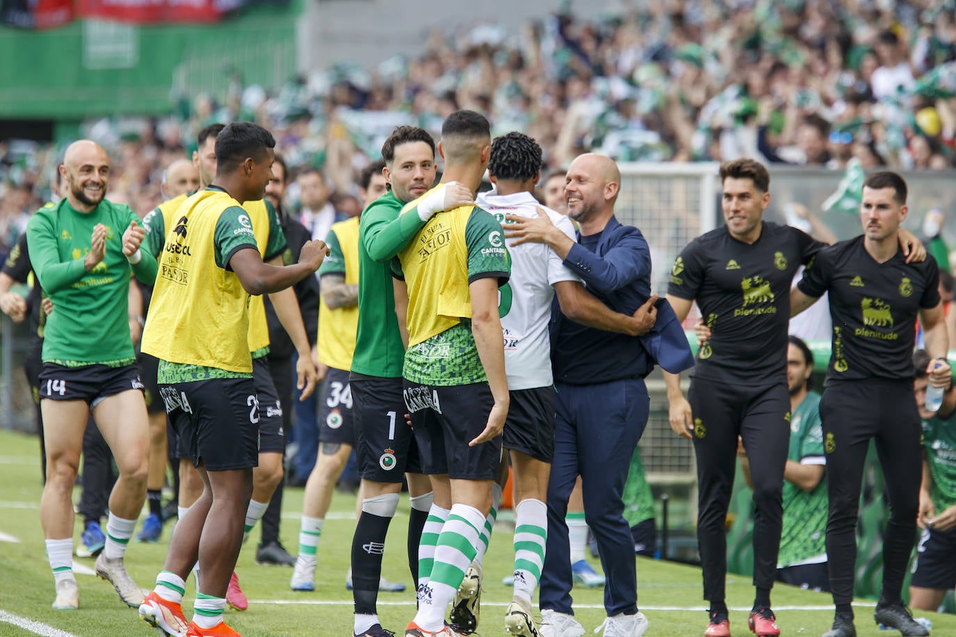 Mboula celebra con José Alberto y los integrantes del banquillo verdiblanco su gol.