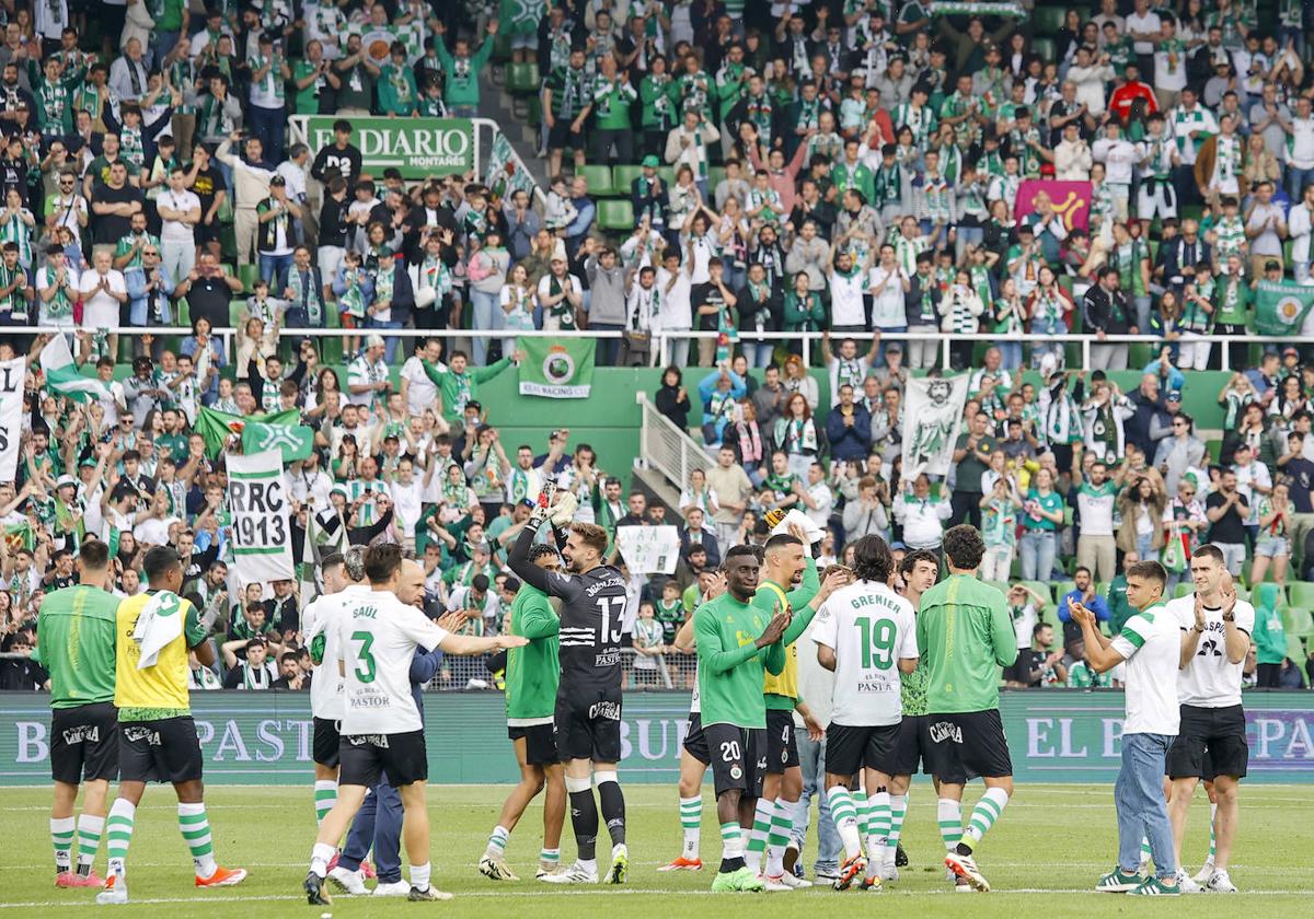 Los jugadores celebran con la grada la victoria