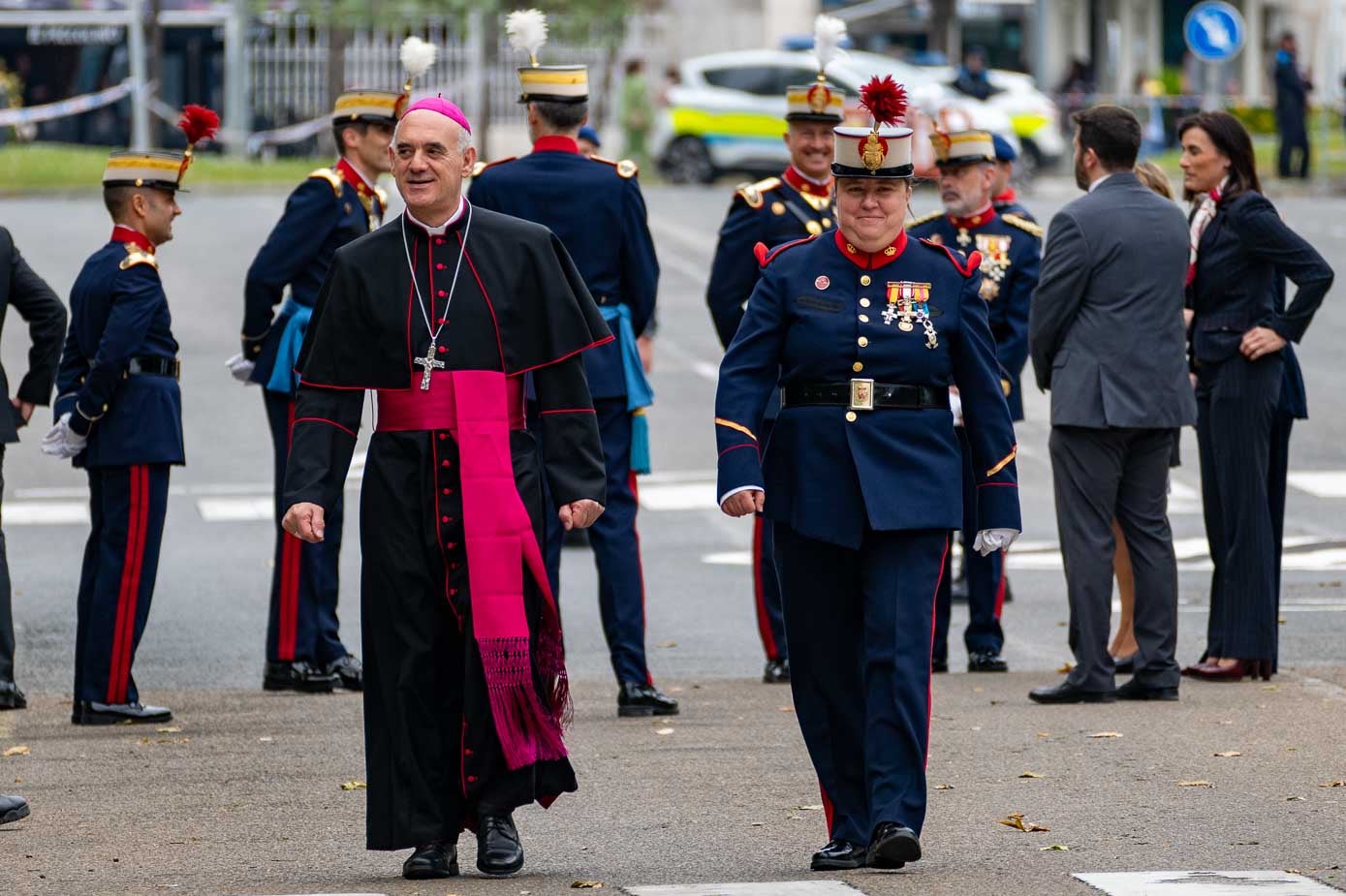 El obispo Arturo Ros durante la jura de bandera celebrada este domingo en el parque de Mesones