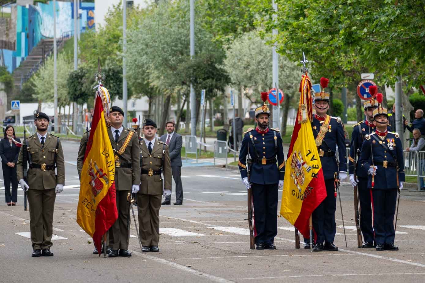 Miembros de la Guardia Real con banderas de España.