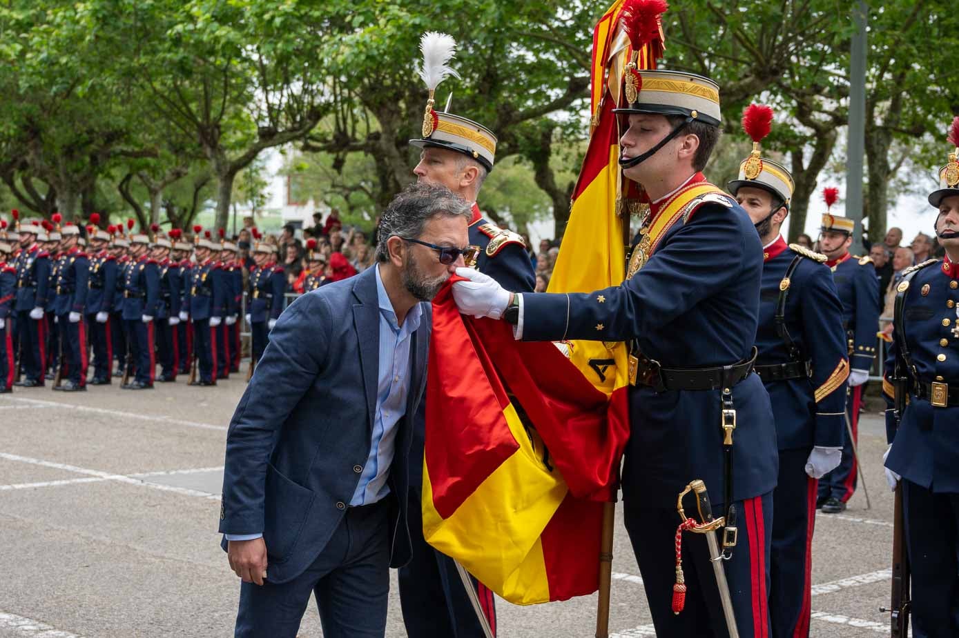 300 personas besaron la enseña nacional durante el acto de este domingo.