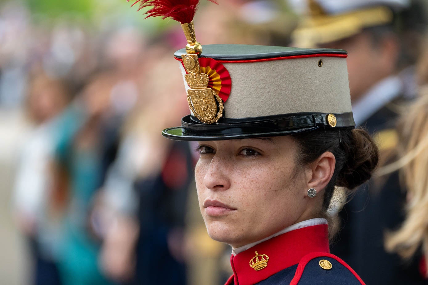 Primer plano de una Guardia Real presente en el acto.