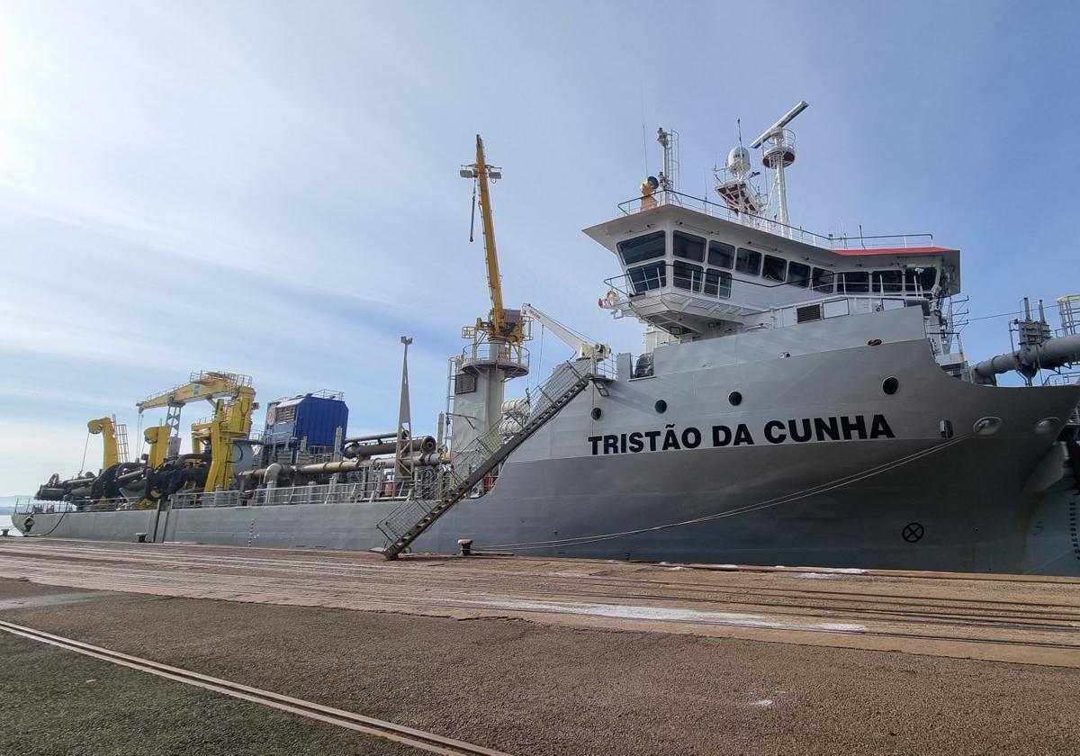 La draga Tristão da Cunha ya está en el Muelle 2 de Raos.