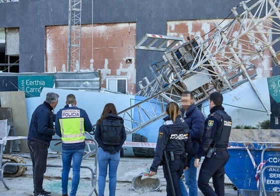 Policía y empleados tras un accidente laboral.