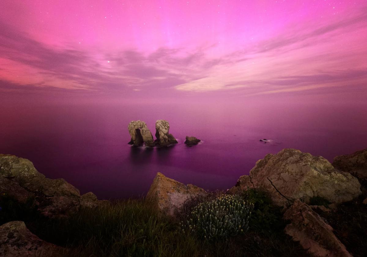 La conocida como 'Puerta de los Urros', en Liencres, bajo un cielo rosa. La foto fue tomada el pasado viernes.