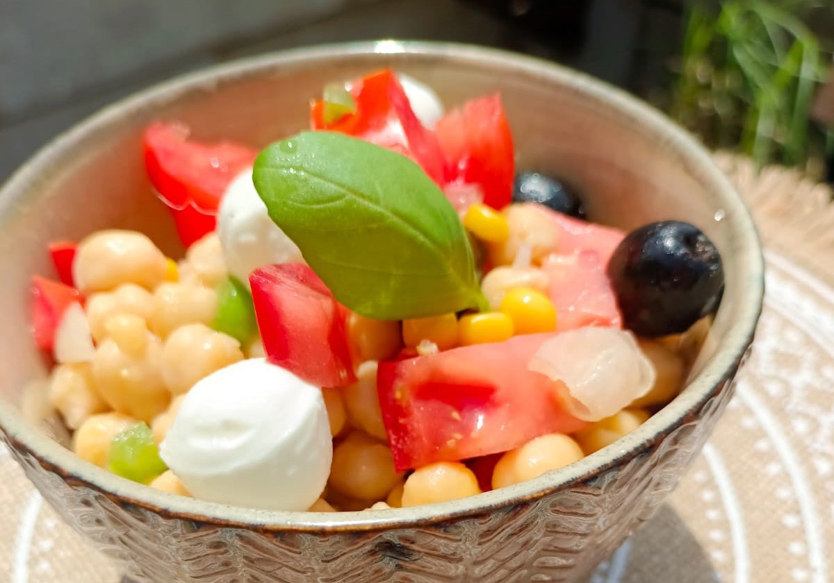 Ensalada de garbanzos con tomates de los valles pasiegos.