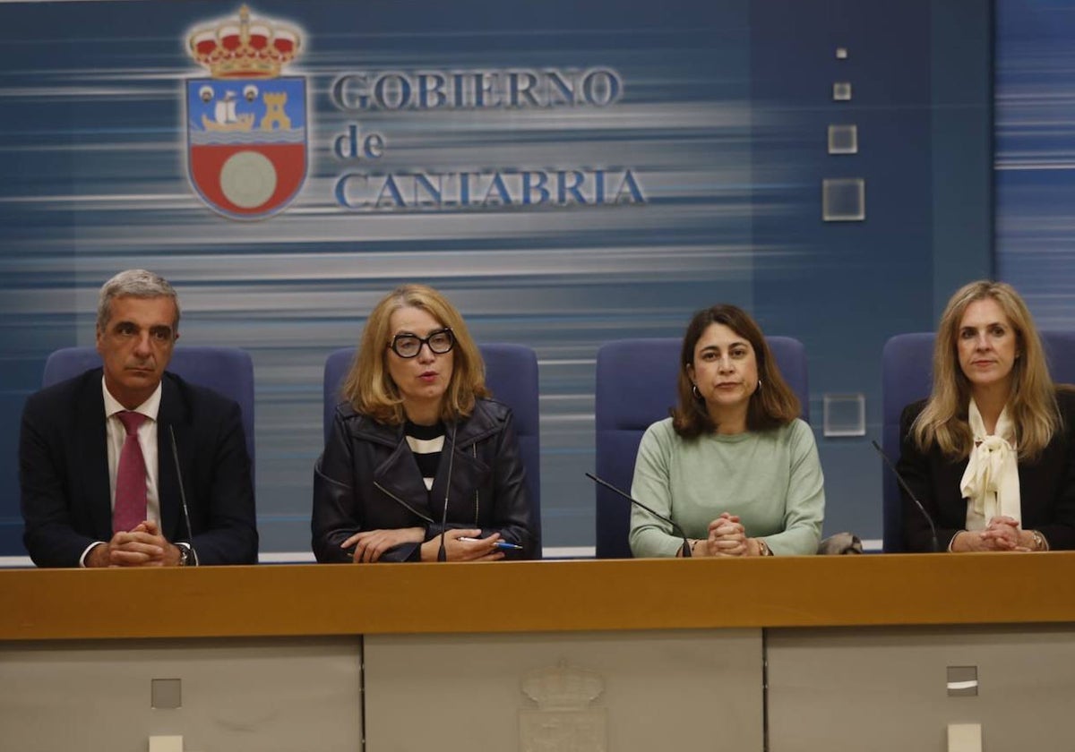 De izquierda a derecha, el director general de Turismo, Gustavo Cubero; la consejera de Cultura, Turismo y Deporte, Eva Guillermina Fernández; la subdirectora general de Turismo, Elena Sedes, y la secretaria general de la Consejería, Carolina Juániz.