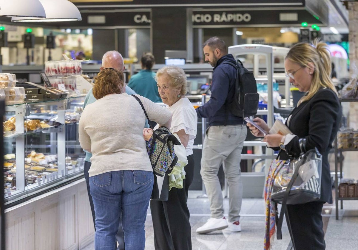 Personas a a la espera para ser atendidas en la pastelería.