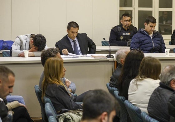 Adrián Bedia, a la izquierda, junto a su abogado y el otro acusado, Bryan Barroso, después de conocer el veredicto del jurado.