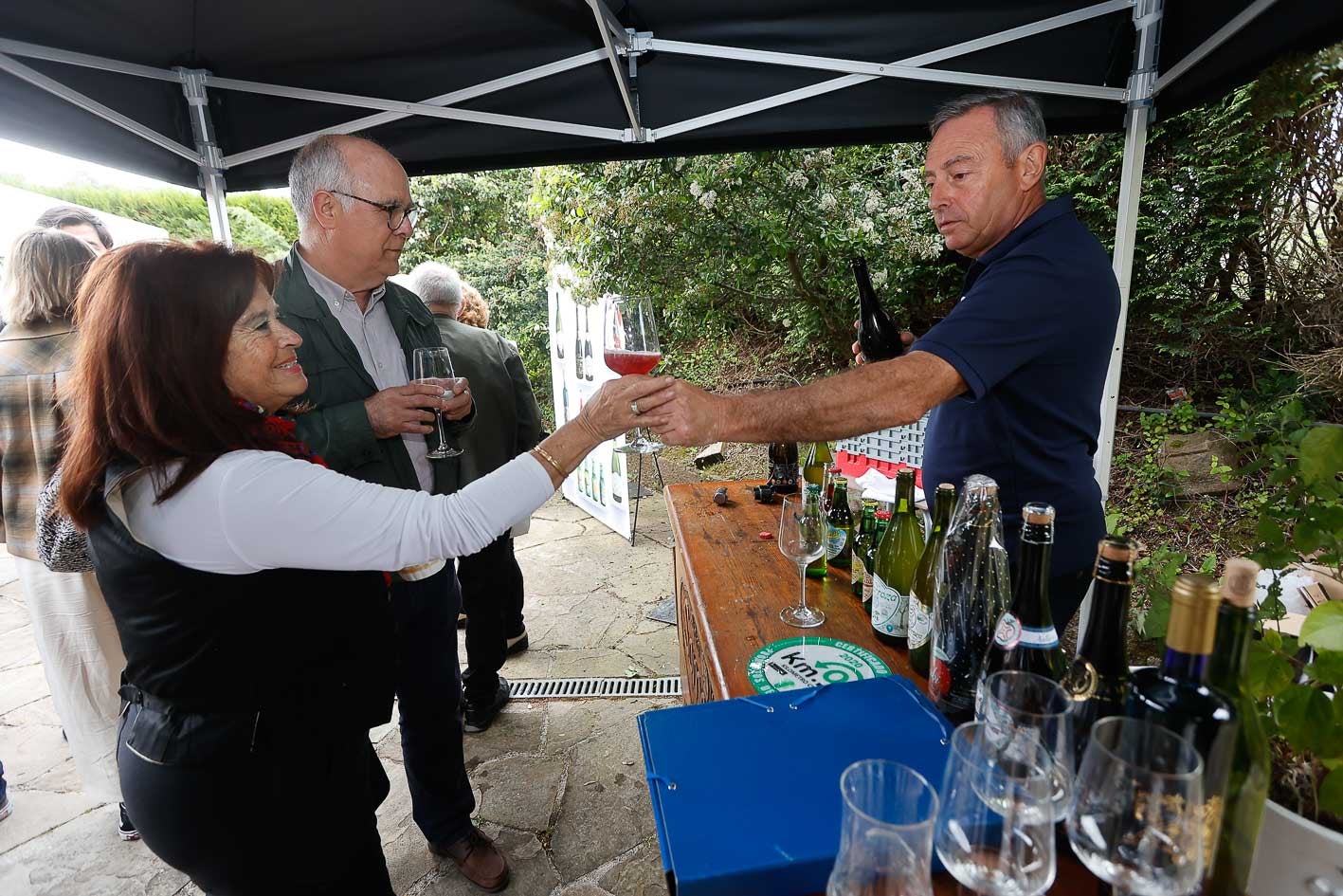 Sidra Somarroza fue otra de las bebidas de Cantabria, y en este caso de la localidad, que armonizaron el cóctel. En la imagen, Jesús Gómez da a probar el bíter a dos asistentes. 