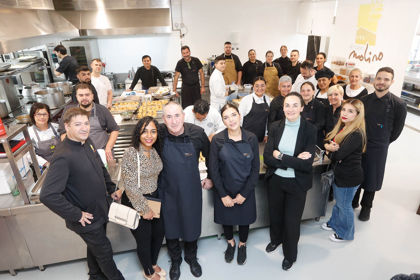 Cocineros y equipo de sala en la cocina de El Nuevo Molino.