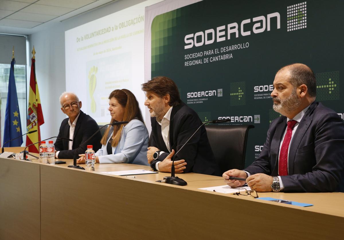 Didier Fleury, presidente del Clúster de Sostenibilidad de Cantabria; Elvira Carles, directora de la Fundación Empresa y Clima; el director del Área de Creación de Empresas, Innovación y Consolidación Empresarial de Sodercan, Alfredo Cuesta y Rubén Calderón, rector de la Universidad Europea del Atlántico.