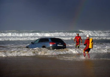 La subida de la marea complicó las labores de rescate del vehículo.