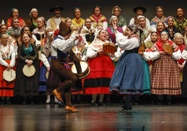 Dos de los componentes del grupo danzas de Ubiarco, durante su actuación del año pasado