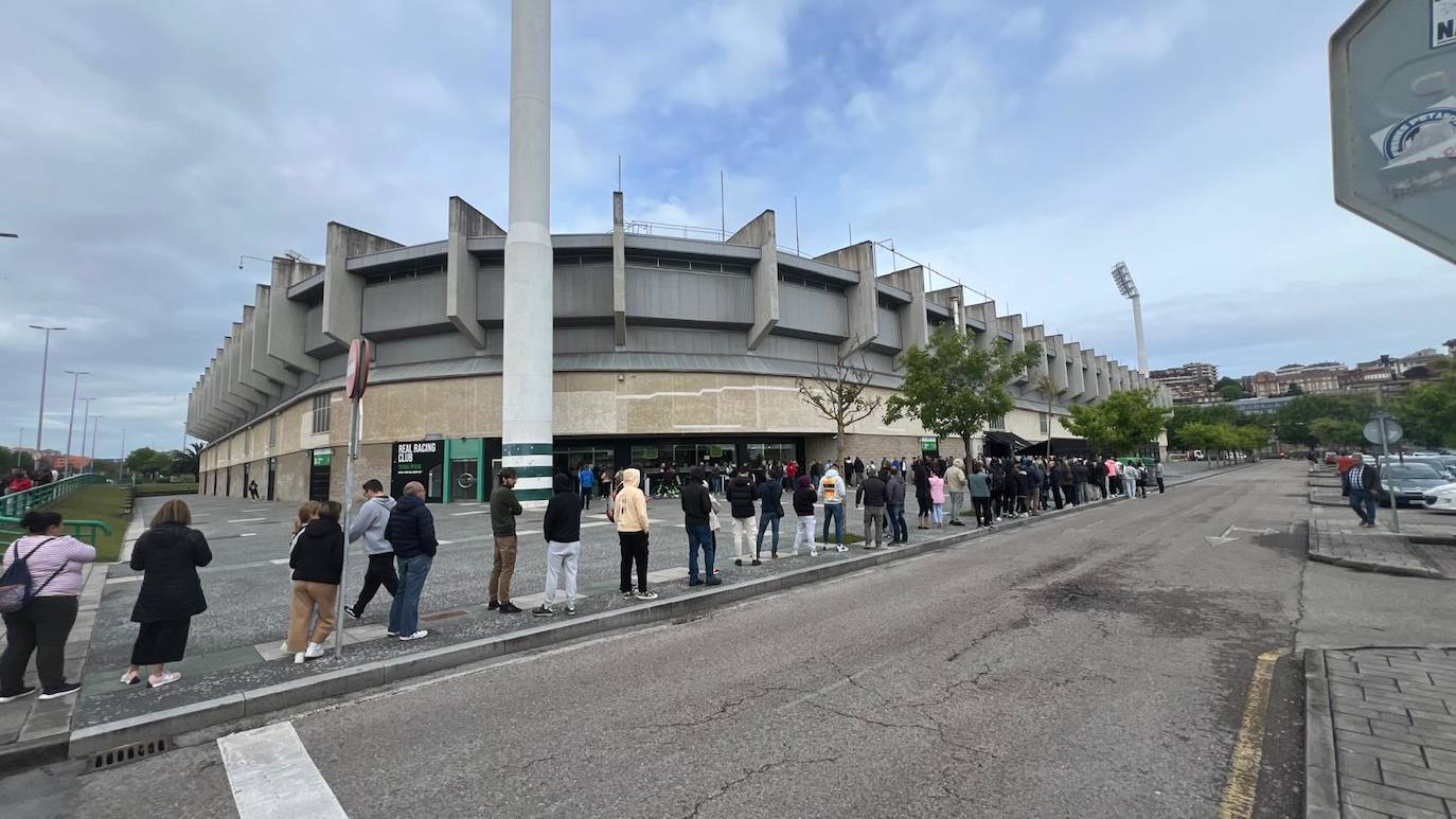 Las colas dan la vuelta al estadio.